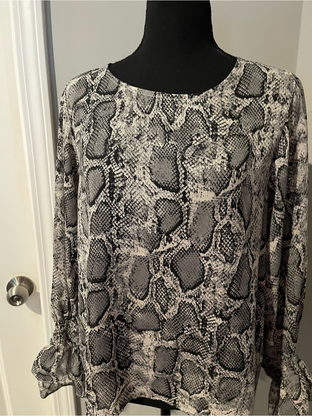 eesome Black & White Snake Print Long Sleeve Blouse